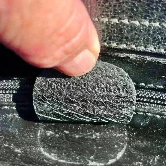 Authentic 1990 Gucci two way leather “One of one. Will not relist.” - Picture 5 of 15